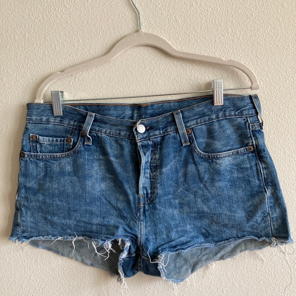 Levi’s daisy duke ripped acid wash denim shorts
